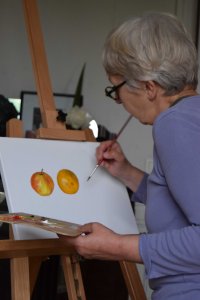 Catherine réalisant sa première peinture à l'huile